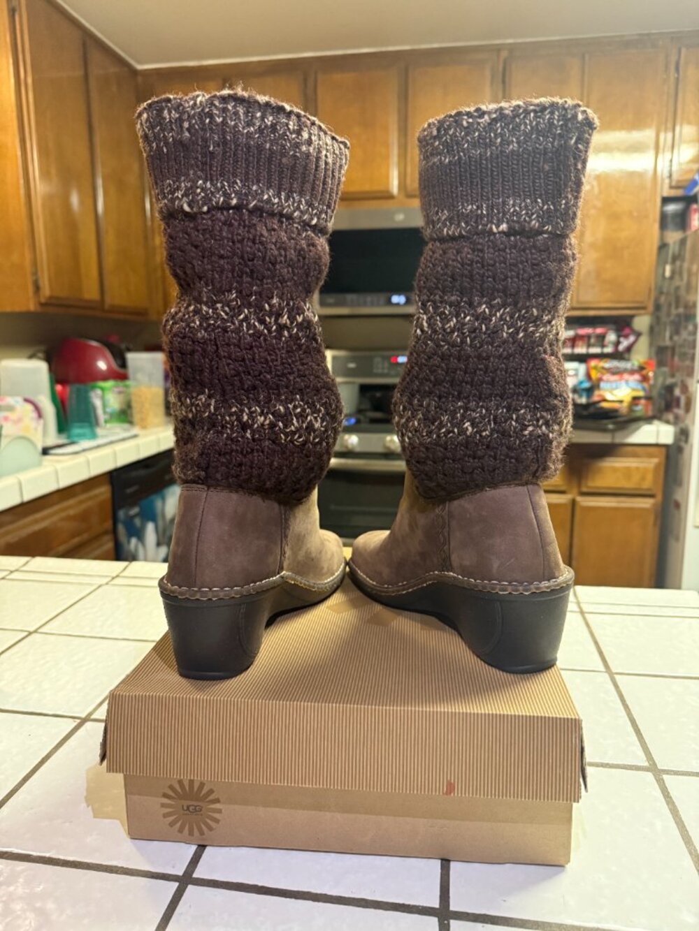 UGG's W Cresthaven Heeled Boots Sz. 8 - Picture 7 of 9